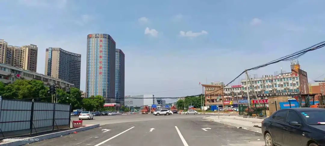 月日先鋒路萬芙路韶山路兩側(cè)輔道正式放開交通同時主道開始進行全封閉施工提醒過往車輛注意行車安全長沙晚報全媒體記者陳煥明通訊員顏文杰攝影報道圖片